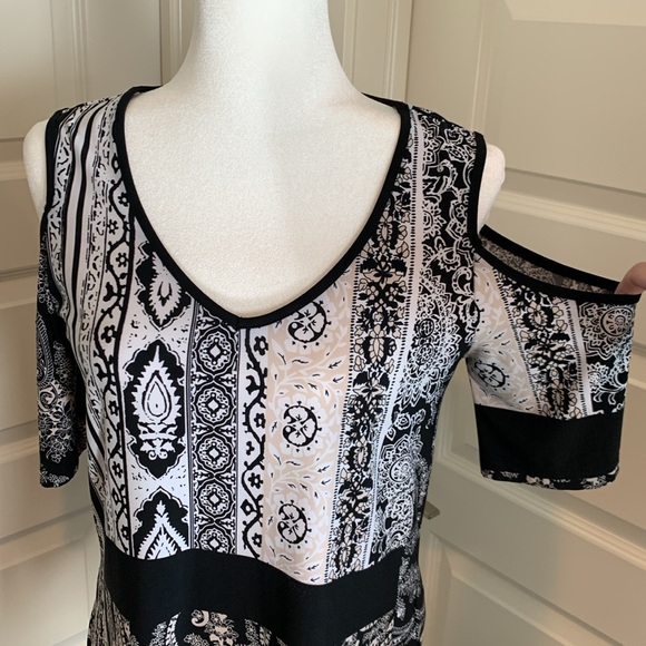 CLEO WOMEN’S V-NECK TOP w/ OFF THE SHOULDER SLEEVES - Picture 7 of 16